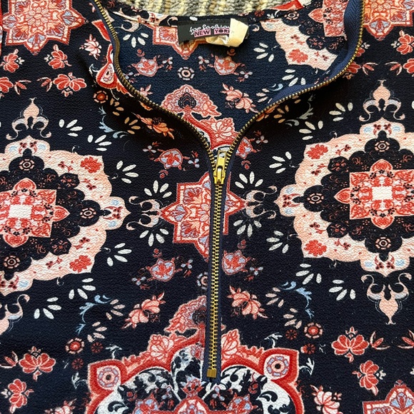 Lightweight polyester sleeveless with long tail in back and zipper front. - Picture 4 of 9